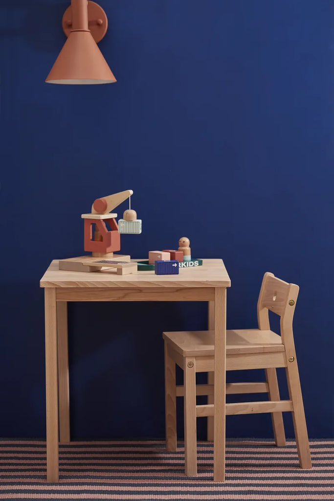 Houten haven met containerschip en kraan