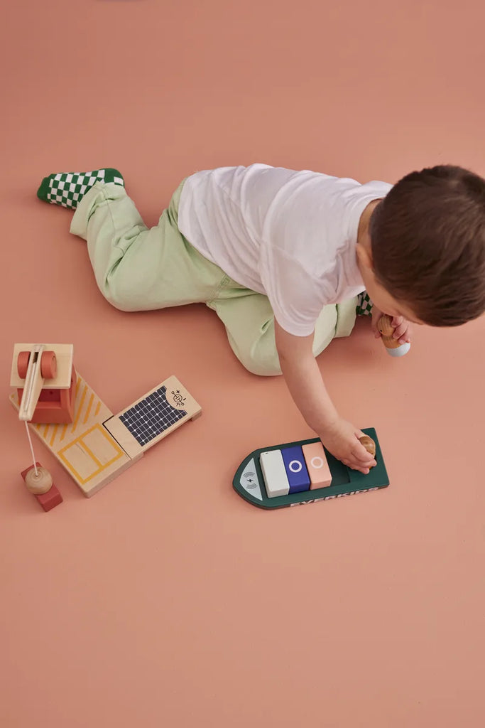 Houten haven met containerschip en kraan